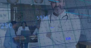 Cam duvarlı odada steteskopla poz veren erkek doktor, dijital çizelgeleri gösteren dizüstü bilgisayar kullanan ekip. Tıbbi, işbirliği, teknoloji, sağlık, analiz, profesyonellik, modern