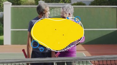 Üst düzey bir çift dışarıda tenis oynuyor, spor salonlarında spor yapıyorlar, sarı noktalı grafikler sergiliyorlar. Aktif, arkadaşlık, spor, eğlence, canlılık, açık hava, canlı