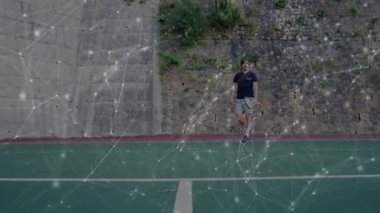 Tenis kortunda raketi kavrayan erkek sporcu teknoloji için ağ örtüşmesi gösteriyor. Sporcu, spor, fitness, eğlence, teknoloji, yenilik, modern