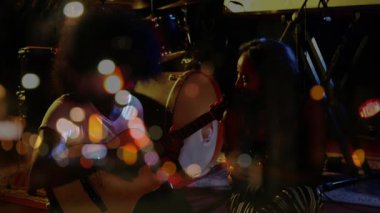 Grup arkadaşları prova sahnesinde gitar tıngırdatıyor, animasyon müzik dalgaları ve notalar gösteriyorlar. Müzisyenler, performans, atmosfer, yaratıcı, tür, eğlence, uyum