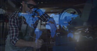 Fabrikadaki metal çubuğu kullanan adam veri noktalarıyla dijital harita hologramını sergiliyor. Sanayi, üretim, kesinlik, işçilik, teknoloji, mühendislik, çalışma alanı