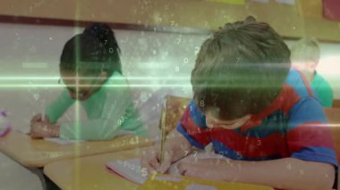 Tahta masalarda kalemlerle yazan öğrenciler, eğitim teknolojisi için yüzen yeşil sayılar. Sınıf, eğitim, öğrenim, öğrenciler, akademik, okur yazarlık, eğitim