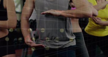 Kadın ve erkek spor salonunda dambılları kaldırıyor, animasyon fitness ızgaralarını ve çizgi grafiklerini gösteriyor. Atletik, takım çalışması, modern, teknoloji, motivasyon, güç, sağlıklı