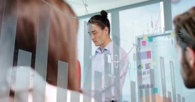 Kadın fısıldıyor. Bu arada erkek, bar grafikleriyle ofiste mali tabloları inceliyor. Finans, takım çalışması, analitik, kurumsal, dijital, profesyonel, veri görselleştirmesi