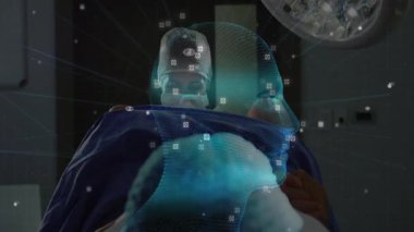 Holografik fetüs ve yüzen ikonlarla sağlık laboratuarında ameliyat masasında yatan kadın hasta. Tıbbi, yenilik, fütüristik, sağlık, tanı, teknoloji, kesinlik