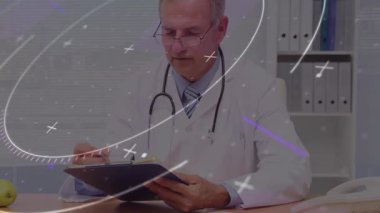 Doktor veri grafiklerini gösteren masasında steteskoplu mavi panoyu inceliyor. Profesyonel, sağlık, klinik, tanı, danışma, analiz, modern