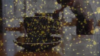 Siyah seramik kahve fincanı çay tabağının üzerine yerleştiriliyor ve masanın üzerinde parlayan ağ örtüsü sergileniyor. Teknoloji, ağ oluşturma, dijital, kimlik doğrulama, çalışma alanı, modern, minimalist