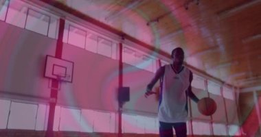 Tahta tavan spor salonunda hareketli kırmızı daireyi gösteriyor, iç tasarımı gösteriyor. Mimari, iç mimari, inşaat, modern, geometrik, aydınlatma, tasarım