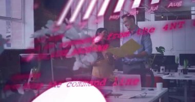 İki iş arkadaşı belgeleri paylaşıyor ve iş ofisinde tartışıyorlar, pembe projeli grafiklerle. İşbirliği, yenilik, üretkenlik, modernlik, takım çalışması, çalışma alanı, teknoloji