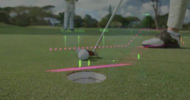 Kadın golfçü sağlık eğitimi sırasında yeşile vurmaya hazırlanıyor, hareketli salıncak grafiği var. Spor, eğlence, zarafet, açık hava, rekabet, hassasiyet, rahatlama.