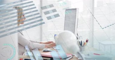 İş kadını bilgisayarda yazı yazıyor, finans grafikleri, grafikler, yüzdeler, harita örtüleri gösteriyor. Profesyonel, teknoloji, modern, analitik, şirket, ofis, dijital