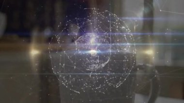 Modern ofis masasında seramik kahve fincanının üzerinde süzülen sanal dijital ağ küresi. Teknoloji, yenilik, fütüristik, bağlantı, dijital, iletişim, modern