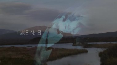 Dönen küre dönen bataklık nehrinin üzerinde süzülüyor, yüzen sahte yazılar 3D olarak sunuluyor. Peyzaj, doğa, çevre, huzur, manzara, atmosfer, eko