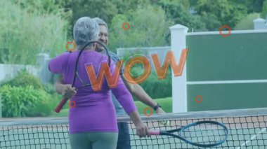 Son sınıf çifti tenis ağında kucaklaşıyorlar, yüzen sağlık grafikleri ve hareketli raket istatistikleri sergiliyorlar. Açık hava sporları, arkadaşlık, canlılık, aktif yaşlanma, dinlenme, spor giysileri, neşe