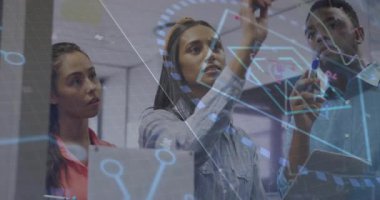 Takım üyeleri cam beyaz tahtaya renkli kalemler ve dijital kaplamalarla teknik şemalar çiziyor. İşbirliği, beyin fırtınası, yenilik, takım çalışması, kentsel, yaratıcı, modern