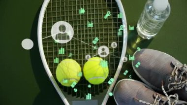 Tenis takımları, raket, top, ayakkabı, şişe gibi dijital simgelerle kortta sergileniyor. Spor malzemeleri, atletik, enerjik, rekabetçi, açık hava, modern, fitness
