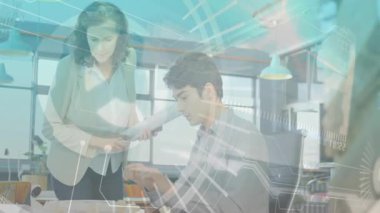 Mimarlık ofisinde proje tasarısı sunan kadın, gelişim veri görsellerini göstererek örtüşüyor. Mimari, işbirliği, modern, teknoloji, takım çalışması, yenilik, profesyonel