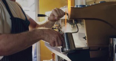 Kafede espresso çeken ve süt buharı tüten erkek barista, hareketli grafikler ve fasulye ikonlarıyla. El işi, kafe, konukseverlik, modern, sıcak, zanaatkar, demleme