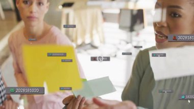 Üç iş arkadaşı ellerinde yapışkan notlar ve işaretler tutarken yüzen etiketlerle kullanıcı verilerini analiz ediyorlar. İşbirliği, yenilik, teknoloji, beyin fırtınası, takım çalışması, modern, dijital