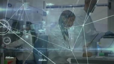 Yüksek teknoloji araştırma laboratuvarında çalışan bilim adamları holografik çizelgeleri ve ağ hatlarını çalıştırıyorlar. Gelecekçi, yenilikçi, teknoloji, takım çalışması, analiz, dijital, profesyonel