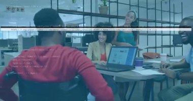 Ofis masasının etrafında iş birliği yapan, dizüstü bilgisayarı gösteren, hareket iş haritalarını gösteren bir ekip. İşbirliği, takım çalışması, çalışma alanı, modern, profesyonel, yenilik, tartışma