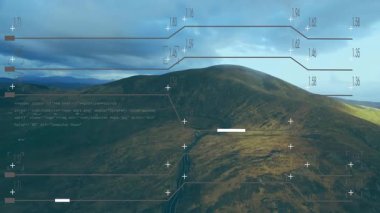 Yuvarlanan tepeler, kıvrımlı yol, UI işaretleyiciler ve sayısal etiketlerle havadan görülebiliyor. Peyzaj, navigasyon, teknoloji, arazi, coğrafya, haritalama, topo