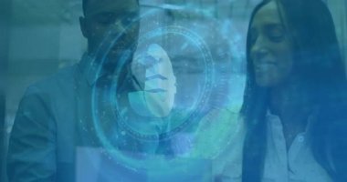 Finans ekibi, yüzen avro sembolü hologram ve dairesel arayüzü ile ofiste dosyayı inceliyor. Teknoloji, işbirliği, yenilik, dijital, iş, modern, finans