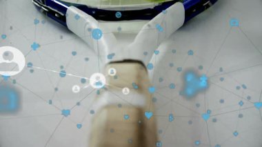 Raket tellerinin üzerinde yüzen yeşil tenis topları kümesi, dijital ağ simgelerini sergiliyor. Spor, bağlantı, teknoloji, fitness, dijital, sağlık, ağ