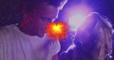 Müzik endüstrisi sahnede mikrofonla, kar parçacıkları ve mor ışıklandırmayla performans sergiliyor. Performans, konser, gece hayatı, atmosfer, eğlence, dinamik, duygusal