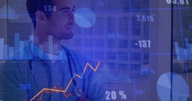 Klinikteki kameraya gülümseyen erkek bir tıp uzmanı. Animasyon sağlık verileri çizelgesi gösteriyor. Sağlık, analitik, teknoloji, veri, yenilik, sağlık, dijital