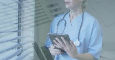 Kadın hemşire pencerenin yanındaki tablette istatistikleri tarıyor, yüzen grafikler ve dünya haritası gösteriyor. Sağlık, veri, analiz, meslek, teknoloji, araştırma, görselleştirme