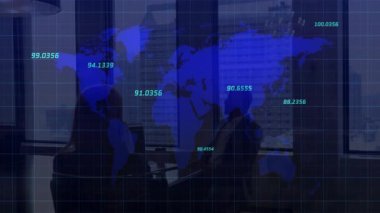 İki profesyonel konferans odasında iş stratejisini tartışıyor, yüzen dünya haritası verileriyle. İş, takım çalışması, modern, kurumsal, analitik, iletişim, dijital