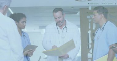 Sağlık ekibi klinikte danışmanlık yapıyor yüzen çizelgeler ve tıbbi analiz için grafikler sergiliyor. Tıbbi, işbirliği, modern, profesyonel, biyobilim, yenilik, takım çalışması