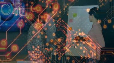 Çamaşırları çamaşır makinesine yükleyen arkadaşlar, teknoloji için hologram devre grafikleri sergiliyorlar. Gelecekçi, işbirliği, teknoloji, dijital, yenilik, modern, toplum