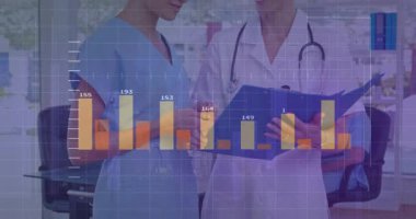 Kadın hemşire ve doktor, klinikteki sağlık verilerini tablet, steteskop ve yüzen grafiklerle gözden geçiriyorlar. Tıbbi, sağlık, profesyonellik, dijital, analitik, işbirliği, modern