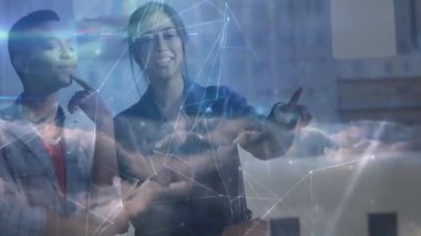 Ofis penceresinde teknoloji ağı görüntüsünü analiz eden iki kadın meslektaşı. Bulut düğümleri var. İşbirliği, yenilik, teknoloji, dijital, kentsel, fütüristik, profesyonel