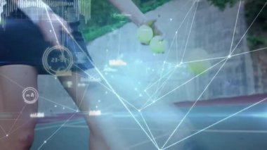 Tenis topu tutan kadın sahada spor teknolojisi verilerini analiz ediyor AR çizgileri ve çizelgeleri gösteriyor. Atletik, fütüristik, enerjik, yenilik, fitness, açık hava, dijital