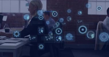 Modern ofiste dizüstü bilgisayarda yazan bir kadın holografik teknoloji haritaları ve hedef grafikler çiziyor. İşbirliği, teknoloji, yenilik, çalışma alanı, profesyonel, modern, fütüristik