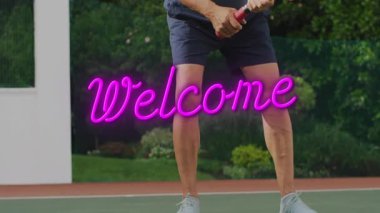 Son sınıf tenis oyuncusu raketi kavrıyor ve teknik hız grafiğiyle kalede felç hazırlıyor. Sporcu, spor, eğlence, açık hava, aktif, fitness, kararlılık