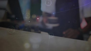 Kahveci el, kahve dükkanındaki ahşap tezgahın üzerinde siyah kahve bardağı servis ediyor. Dijital kaplamaları gösteriyor. Sanatçı, butik, modern, konukseverlik, minimalist, teknoloji, işçilik