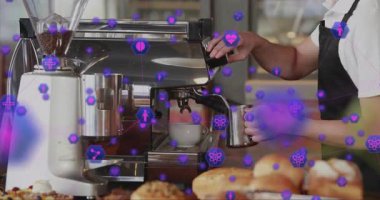 Modern kafede espresso makinesi işleten yetişkin erkek barista, mor AR altıgen simgeleri sergiliyor. Teknoloji, konukseverlik, modernlik, zanaat, yenilik, ambians, yaratıcılık