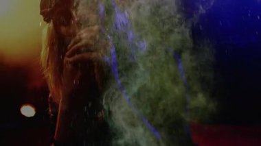 Müzik sahnesinde mikrofona şarkı söyleyen kadın, animasyon duman parçacıkları ve veri tablosuyla örtüşüyor. Performans, gece kulübü, tiyatro, atmosfer, sahne ışığı, sanatçılık, eğlence