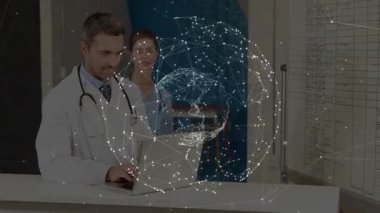 Resepsiyonda klinik programını tartışan iki doktor dijital ağ animasyonunu gösteriyor. Tıbbi, sağlık, profesyonel, takım çalışması, dijital, teknoloji, iletişim