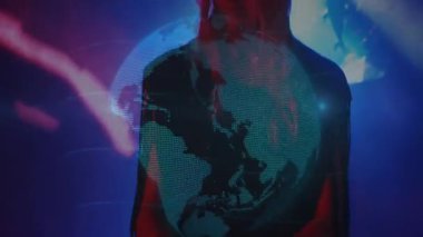 Siberpunk ışıkları altında duran bir kadın teknoloji için holografik dünya projeksiyonu sergiliyor. Fütürist, sürükleyici, dijital, canlı, yenilikçi, bilim kurgu, atmosferik