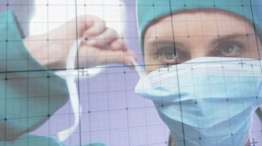 Kadın cerrah, cerrahi maske, ızgara ve sembollerle tıbbi çevrede hayati organları tarıyor. Tıbbi, sağlık, tanı, geleceksel, klinik, teknoloji, profesyonel