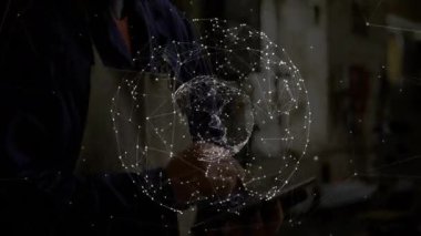 Teknoloji ofisinin içinde akıllı telefondan konuşan bir adam, yüz çevresine dijital ağ örtüsü sergiliyor. Teknoloji, bağlantı, yenilik, modern, iletişim, veri, dijital