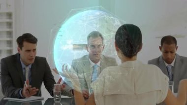 Holografik küreye doğru hareket eden bir kadın sunucu ağ hatlarıyla, teknik ekip notlar alıyor. İş, yenilik, teknoloji, takım çalışması, konferans, fütürizm, işbirliği