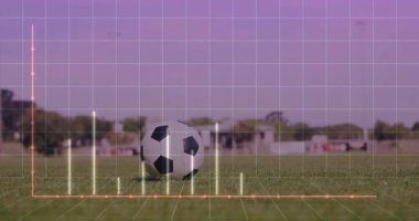 Çim sahasında duran bayan futbolcu, holografik ızgara ve neon analitik çubuklar kullanıyor. Atletik, teknoloji, fütüristik, açık hava, fitness, dijital, performans