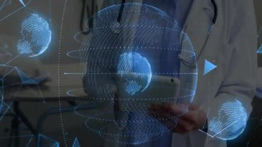 Holografik dünya projeksiyonları ve ağ hatlarıyla tıbbi klinikte tablet kullanan kadın doktor. Tıbbi, teknoloji, fütüristik, profesyonel, sağlık, yenilik, dijital