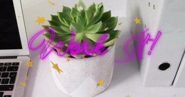 Açık dizüstü bilgisayarın yanında duran sulu, altın yıldızlı konfetiler arasında parlayan neon mavisi bir yazı. Minimalist, çalışma alanı, modern, motive edici, yaratıcı, organize, canlı